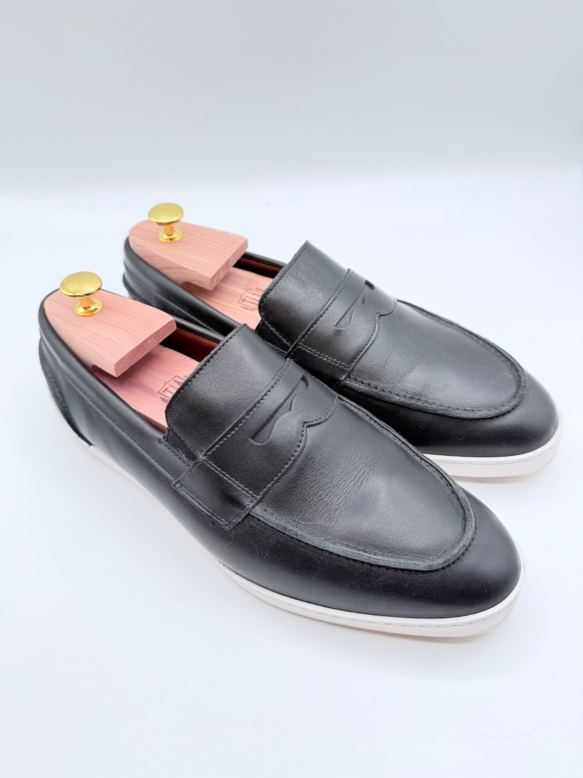 Natural cedar wood shoe tree for extending the life of leather shoes